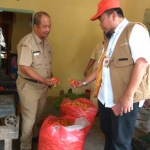 Kasub Bulog Divre Kediri Rachmad Syahjoni saat membeli cabai langsung ke petani di Desa Kebonrejo Kecamatan Kepung Kabupaten Kediri.