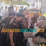 Kajari Magetan saat meninjau dagangan di bazar. Foto: HENDRO SUHARTONO/BANGSAONLINE