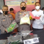 Kapolres Jombang AKBP M Nurhidayat sedang menunjukkan barang bukti saat pers rilis.