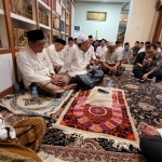 Para kiai dalam acara shalat malam dan istighatsah di kediaman salah seorang putrinya, Ning Imah, di Jalan Siwalankerto Utara, kawasan Pondok Pesantren Amanatul Ummah Surabaya, Selasa (4/11/2025) malam. Foto: MMA/bangsaonline