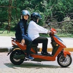 Wali Kota Surabaya Tri Rismaharini kembali ke kantor dengan mengendarai sepeda motor listrik. foto: ist