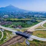 Jalan tol Surabaya Malang saat ini masih terhenti di Pandaan. Nantinya, tol Pandaan-Malang akan tersambung setelah dapat kucuran dana sindikasi. 