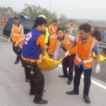 Petugas mengevakuasi korban laka. foto: SOFFAN/ BANGSAONLINE