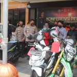 Kapolres Blitar Kota AKBP Yudhi Hery Setiawan saat mengembalikan barang bukti berupa motor kepada korban.