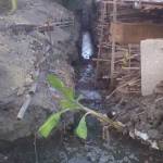 Tanah galian pipa gas PT PJB di depan perumahan Kembangan Regency yang terus longsor. (foto: syuhud/BANGSAONLINE)