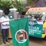 Plh DPC PPP Jombang, Farid Alfarizi berangkatkan bantuan paket sembako di Kantor DPC PPP Jombang.