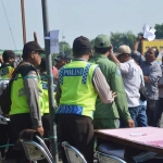 Suasana simulasi pengamanan pilkades di halaman kantor Pemkab Gresik.