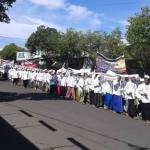 Para kiai long march bersama 34 pondok pesantren dan 5000 warga NU Bondowoso menolak acara Milad Fatimah yang rencananya digelar kelompok Syiah pada 4 -5 April 2016 di kampung Arab Bondowoso Jawa Timur. foto: BANGSAONLINE
