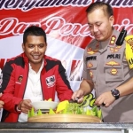 Bupati LSM Lira Samsudin, S.H. bersama Kapolres saat memotong tumpeng tanda diresmikannya kantor Graha Perwira.