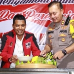 Bupati LSM Lira Samsudin, S.H. bersama Kapolres saat memotong tumpeng tanda diresmikannya kantor Graha Perwira.