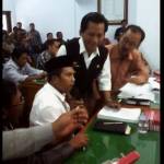 PROTES: Perwakilan kades saat memprotes rencana pengeprasan tanah bengkok, di gedung DPRD Trenggalek, Kamis (17/12). Foto: herman/ BANGSAONLINE