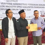 KPU Pamekasan saat memverifikasi perbaikan dokumen bakal calon legislatif.