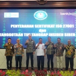 Foto bersama usai penyerahan Sertifikat ISO dan TTIS.