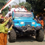 Usai rembuk desa, Wabup Pungkasiadi menyempatkan berkeliling 5 desa di Kecamatan Jatirejo untuk menyapa masyarakat dengan menggunakan mobil jeep offroad.