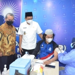 TINJAU VAKSINASI: Bupati Ahmad Muhdlor meninjau vaksinasi yang digelar DPD PAN Sidoarjo, Senin (13/9/2021). foto: Kominfo Sidoarjo.