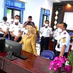 Wali Kota Mojokerto, Ika Puspitasari, bersama Kepala Dishub Mojokerto, Endri Agus, ketika mamantau lalu lintas dari ATCS.