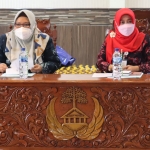 Wakil Bupati Gresik, Aminatun Habibah, bersama Plt Kadinkes Gresik, Mukhibatul Khusnah, saat memimpin rapat kordinasi songsong penilaian Swasti Saba Wistara 2021. Foto: SYUHUD/BANGSAONLINE