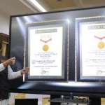 Gubernur Jawa Timur Khofifah Indar Parawansa dan penghargaan dari MURI. foto: ist/ bangsaonline.com