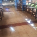 Kondisi Fakultas Vokasi Unair yang terendam banjir saat turun hujan. foto: ist