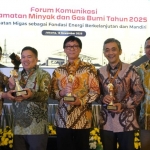 Penerima penghargaan saat foto bersama