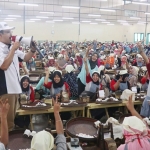 Gus Ipul saat bertemu dengan ribuan buruh pengolah tembakau di dua pabrik di Kecamatan Baureno, Bojonegoro, Jawa Timur, Rabu (6/6).