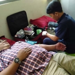 Kabag Humas dan Protokol Setwan DPRD Hari Syawaludin ketika mengikuti donor darah HPN KWG 2019. foto: SYUHUD/ BANGSAONLINE