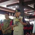 Pj Bupati Nganjuk, Sri Handoko Taruna, saat membawa piala Adipura. 