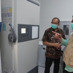 Ketua Gugas Covid-19 Sidoarjo, Nur Ahmad Syaifuddin saat meninjau mesin PCR di RSUD Sidoarjo, Sabtu (20/6/2020). (foto: ist).
