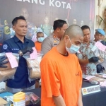 Tersangka dan barang bukti ganja dan sabu saat dipamerkan ke awak media.