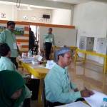 Situasi coblosan di TPS 04 Dusun Srembi, Desa Kembangan Kecamatan Kebomas saat berlangsungnya coblosan. foto: syuhud/ BANGSAONLINE