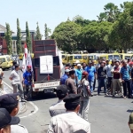 Ratusan sopir angkutan kota (angkot) saat melakukan aksi di depan kantor DPRD Jember.