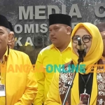 Ketua DPD Golkar Kabupaten Pasuruan, Rias Yudikari Drastika, saat memberikan keterangan kepada awak media. Foto: AHMAD FUAD/BANGSAONLINE