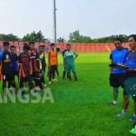 Pelatih Persibo, I Putu Gede didampingi asisten pelatih, Djordi Kartiko saat memantau seleksi di stadion Letjen H Soedirman Bojonegoro. foto: EKY NURHADI/ BANGSAONLINE