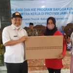 Peserta sosialisasi stunting saat menerima hadiah.