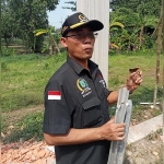 H. Arifin, Sekretaris Komisi I DPRD kabupaten Pasuruan saat menunjukkan kualitas besi yang digunakan untuk pembangunan Balai Desa Sumberglagah.
