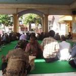 ?SOSIALISASI-Warga dan tokoh masyarakat Karang Diyeng Kutorejo ketika mengikuti pertemuan di balai desa setempat, kemarin. foto:gunadhi/BANGSAONLINE