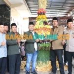 Bupati Gresik, Fandi Akhmad Yani (empat dari kiri), saat menghadiri sedekah bumi di Desa Padeg, Kecamatan Cerme. Foto: SYUHUD/BANGSAONLINE