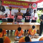 Barang bukti dan para tersangka yang berhasil diamankan Polres Lamongan. (foto: TRIWI YOGA/ BANGSAONLINE).