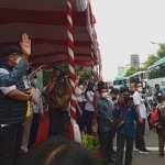 Gubernur Jawa Timur Khofifah Indar Parawansa saat melepas mudik bareng Hari Raya Idul Fitri 1443 H, Kamis (28/4/2022). Foto: Humas Pemprov Jatim