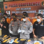 Kapolsek Ledokombo AKP Miftahul Huda (tiga dari kanan) memimpin rilis pers kasus perampasan Hp di halaman polsek setempat, Rabu (2/6).