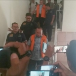 Kepala BPKAD Samsul Arifin dan mantan Kepala DPMD Mulyanto Dahlan ketika turun dari gedung Kejaksaan Negeri Bangkalan setelah ditetapkan tersangka, Jum