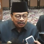 Dr. Soekarwo, Gubernur Jatim memberi keterangan kepada pers usai sidang paripurna. foto: DIDI ROSADI/ BANGSAONLINE