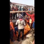 Evakuasi jenazah nelayan yang dilaporkan hilang selama 2 hari akibat dihantam ombak besar di Pasuruan.