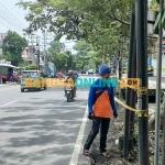 Di lokasi depan SPBU Bence di Jalan Kapten Tendean inilah, 4 korban yang terdiri ayah, ibu dan dua anak, pertama terseret banjir akibat hujan deras. Lokasi ini saat ini dipasang garis polisi. Foto: MUJI HARJITA/BANGSAONLINE