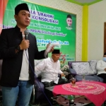 Muhammad Al-Barra (Gus Bara) saat memberikan sambutan di depan warga dan wali santri di Aula Aula Madrasah Aliyah Unggulan Amanatul Ummah 02 Leumunding Majalengka Jawa Barat, Sabtu (26/6/2021) malam. foto: mma/ bangsaonline.com