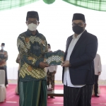 Bupati Kediri, Hanindhito Himawan Pramana (kanan) bersama Ketua PCNU Kabupaten Kediri KH Muhammad Ma