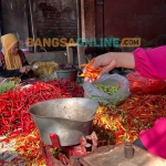 Harga sembako di Surabaya hari ini mengalami beberapa perubahan. Foto: Sulthon/BANGSAONLINE.