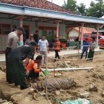 Saat penutupan sumur bor yang mengeluarkan lumpur dan gas di Kadur Pamekasan. 