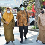 Wabup Bu Min bersama Mujid Riduan dan Nuri Mardiana saat menghadiri FGD Gresik Jagoan. (foto: SYUHUD/BANGSAONLINE)