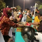 Wali Kota Ita memberikan masker ke salah satu warga.